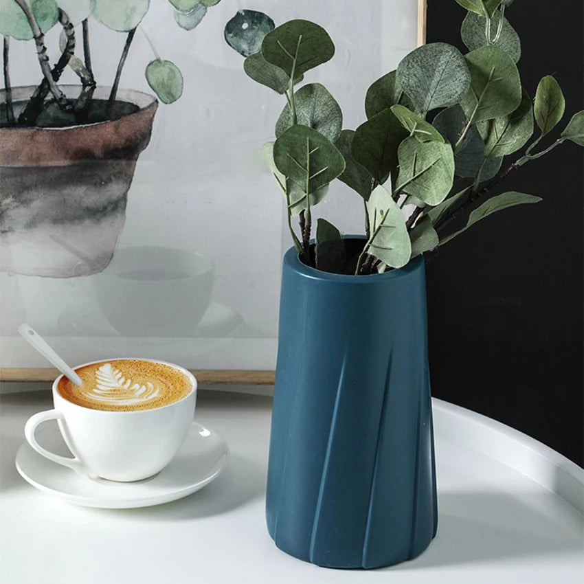 Vase bleu foncé moderne