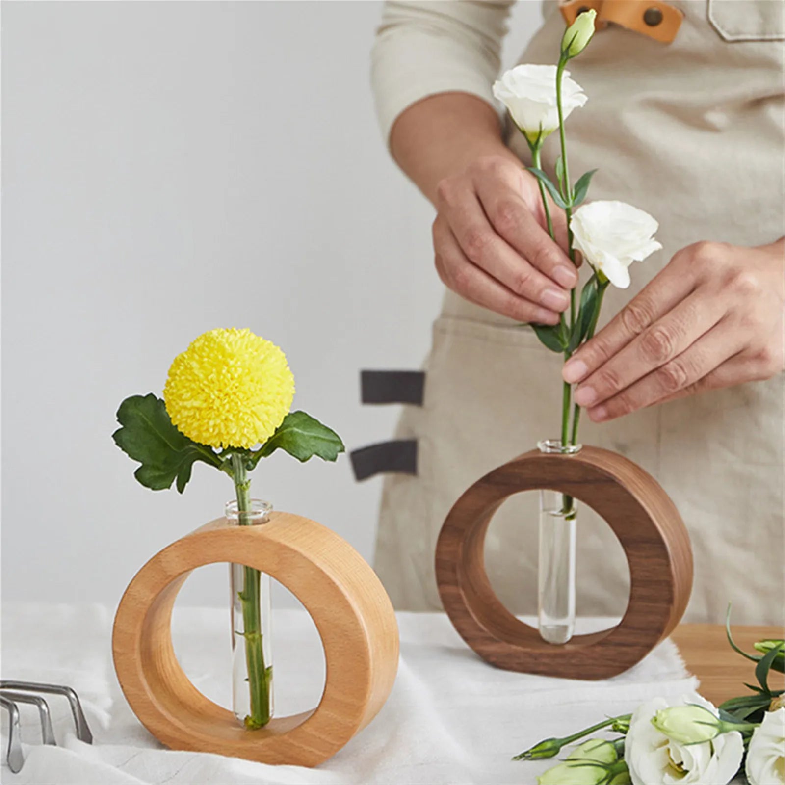 Vase rond design en bois moderne