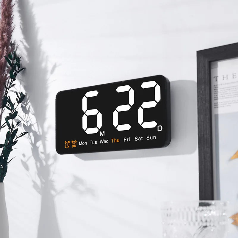 Horloge murale digitale noire avec affichage blanc 