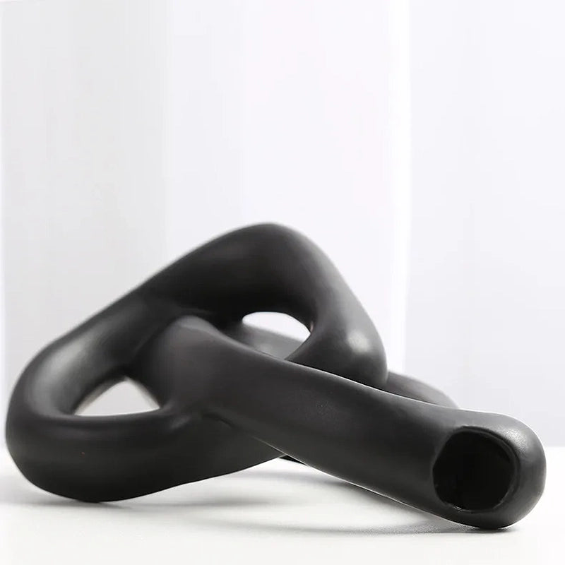 Vase noir design entrelacé