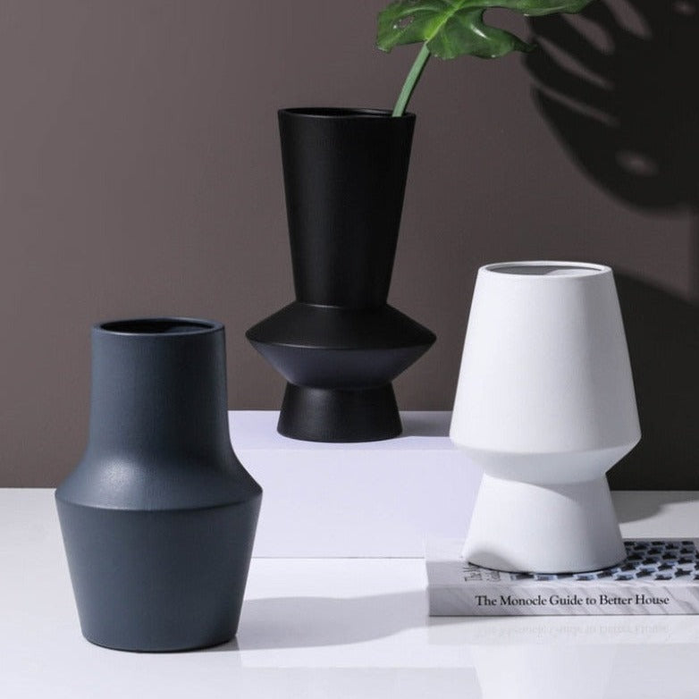 Vase noir céramique scandinave