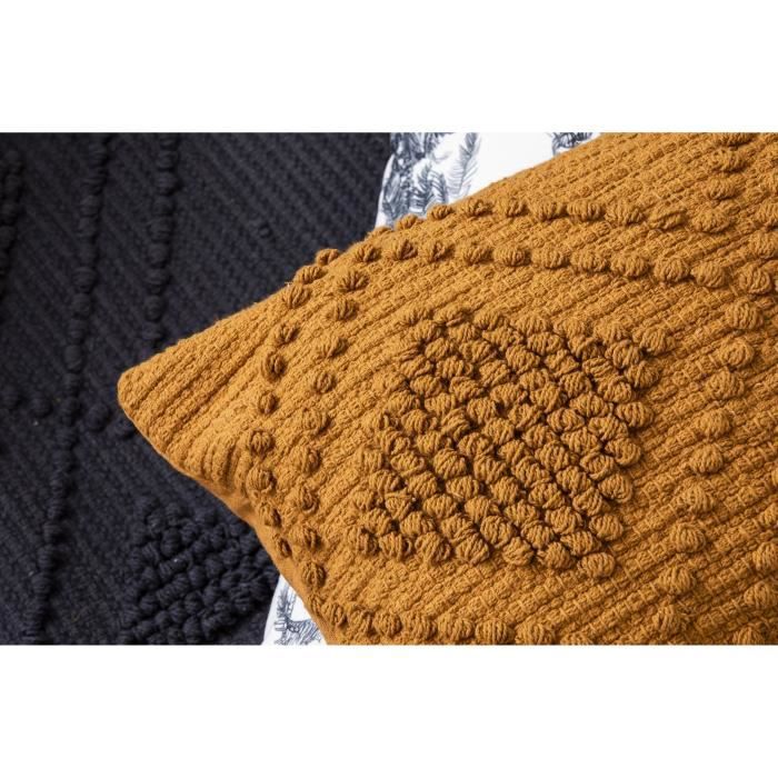 Tapis noir géométrique