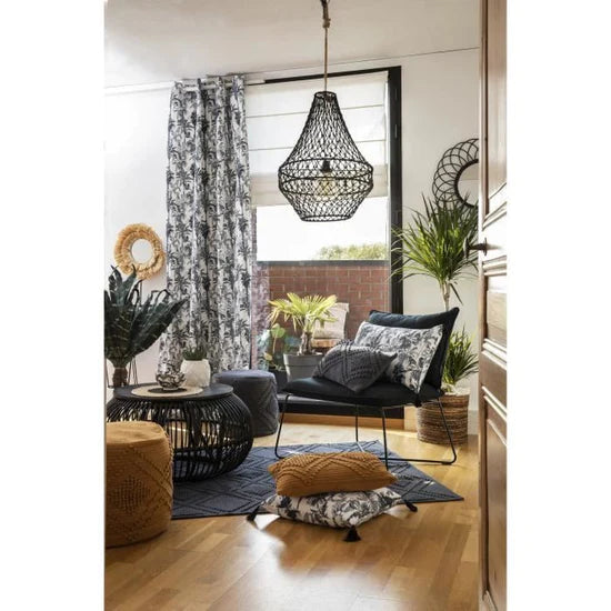 Tapis noir géométrique